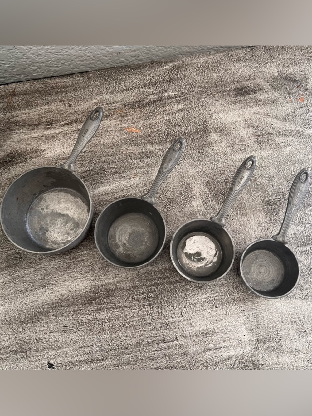 Vintage amco Houseworks Cast
Aluminum Measuring Cups